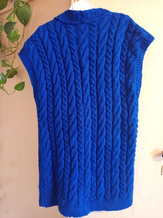 Тёплый вязаный жилет