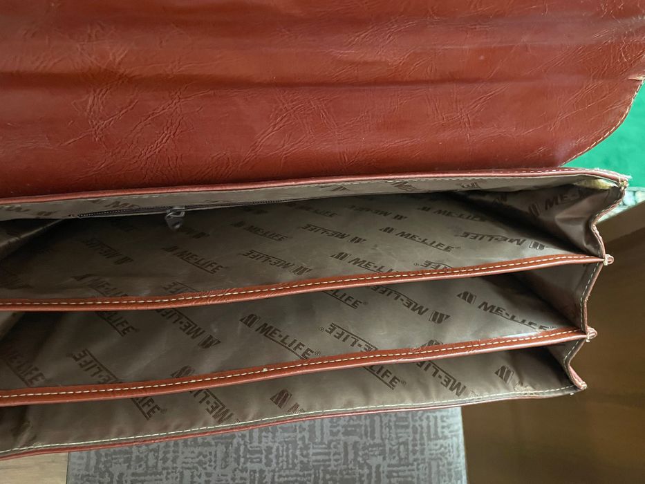 Продам портфель кожзаменитель