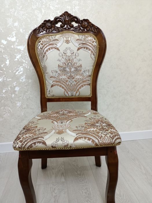 Гостинный стол со стульями