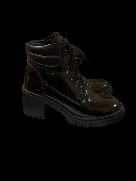 Стилни дамски боти от естествена кожa