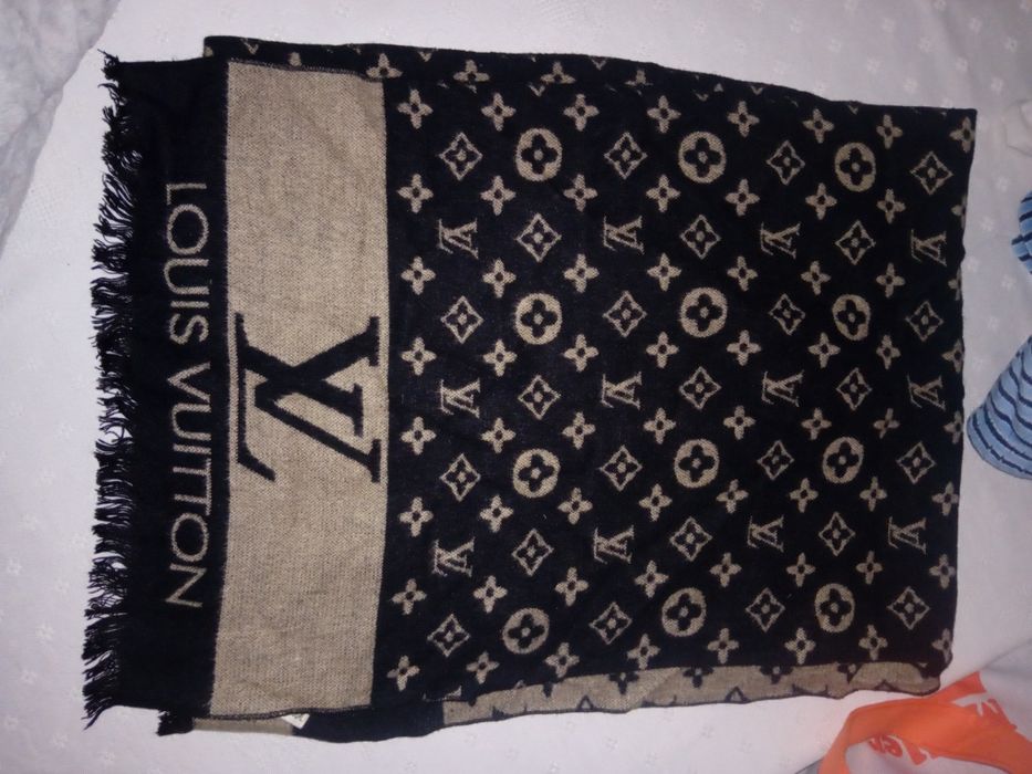 „Fular model Louis Vuitton, nu cunosc autenticitatea.