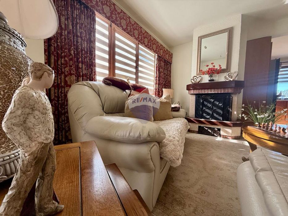 Самостоятелна къща в английски стил с четири спалнии, голям двор и ба