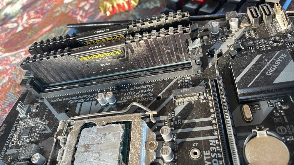 Kit 9400f cu placa de baza Gigabyte B365M DS3H si 16 GB RAM DDR4