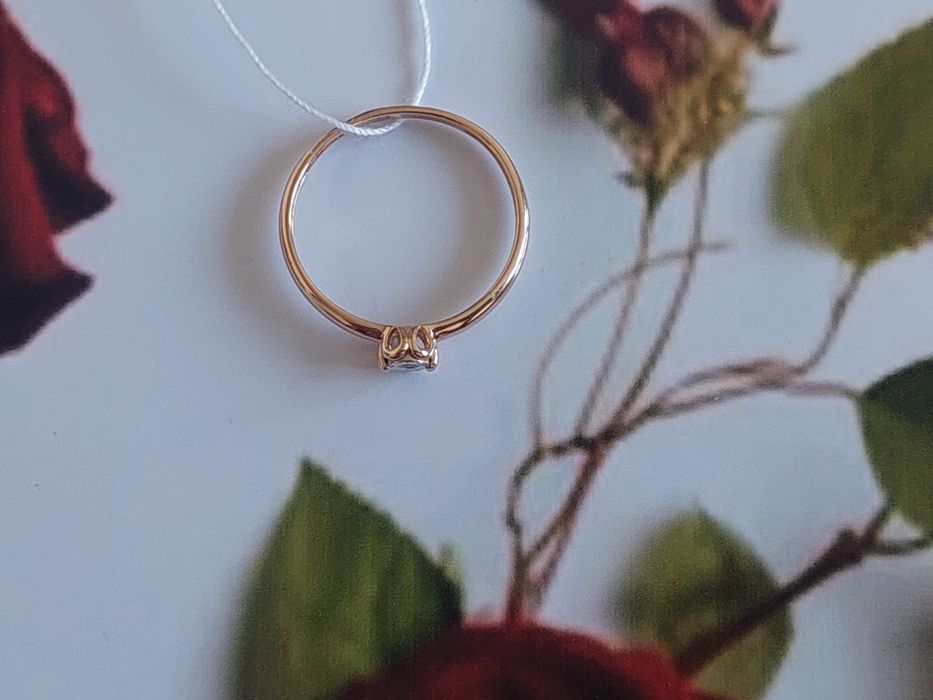 Золотое кольцо с бриллиантом