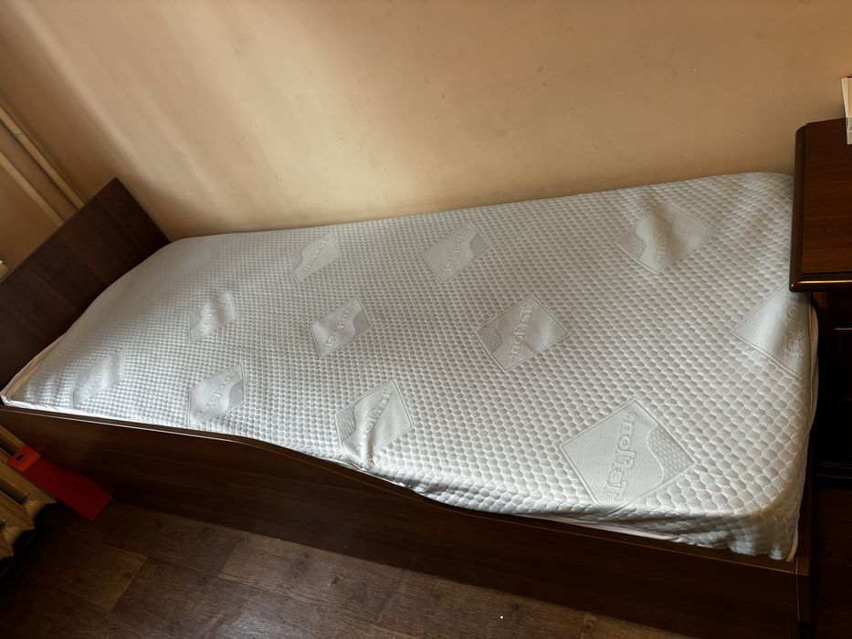 продам кровать с матрасом