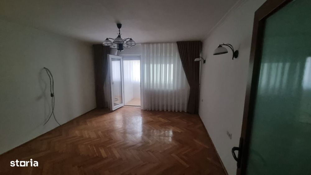 Apartament cu 3 camere de închiriat