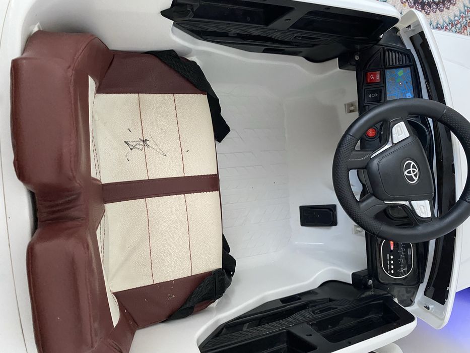 Машина ойыншык жане диван сатылады!