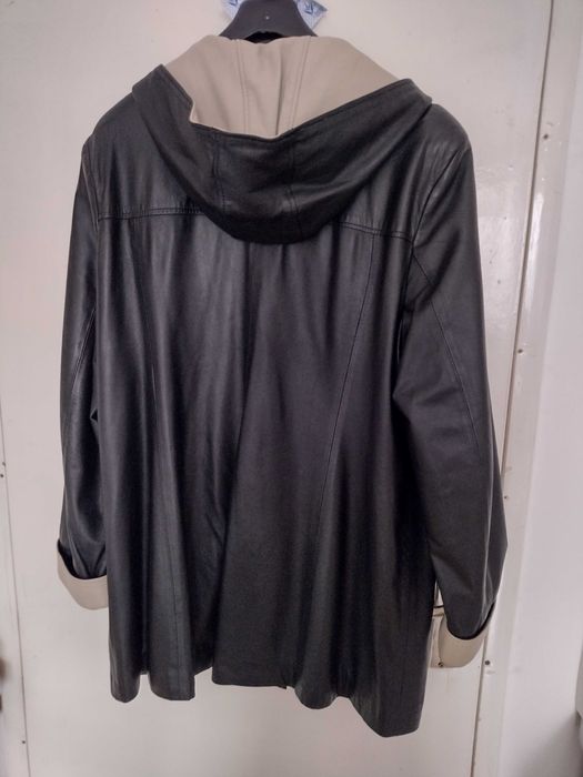 Дамско кожено яке с качулка