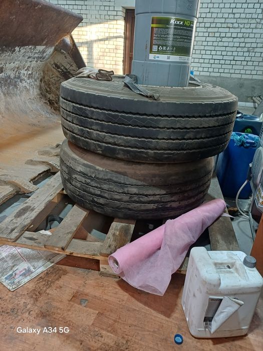 Шины для фуры в сборе