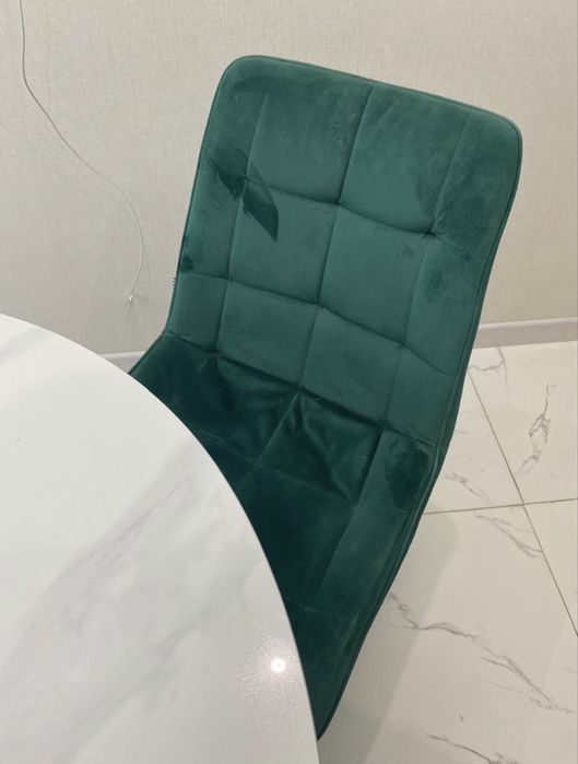 Продам 6 зелёных стульчиков, бархат