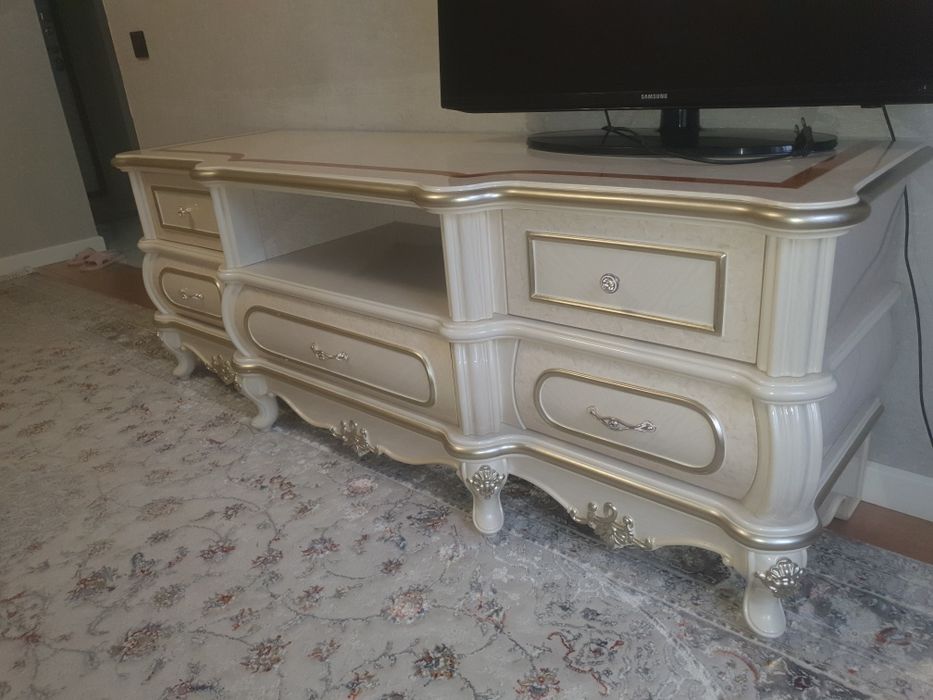 Продам тумбу под телевизор в идеальном состояний