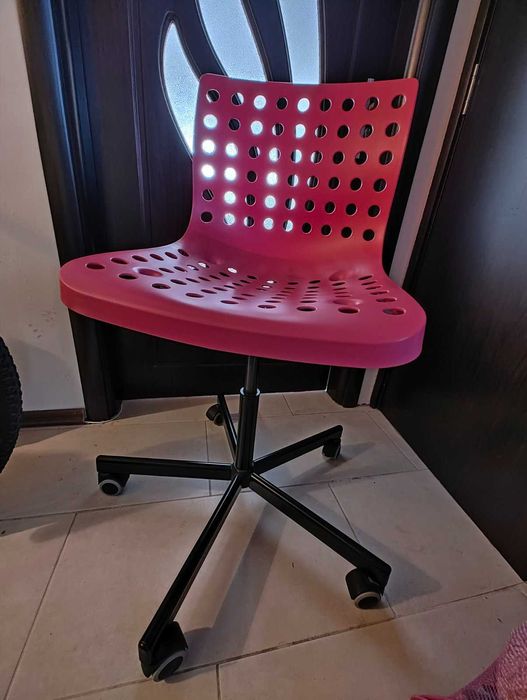 Детско бюро  и Стол IKEA с регулируема височина