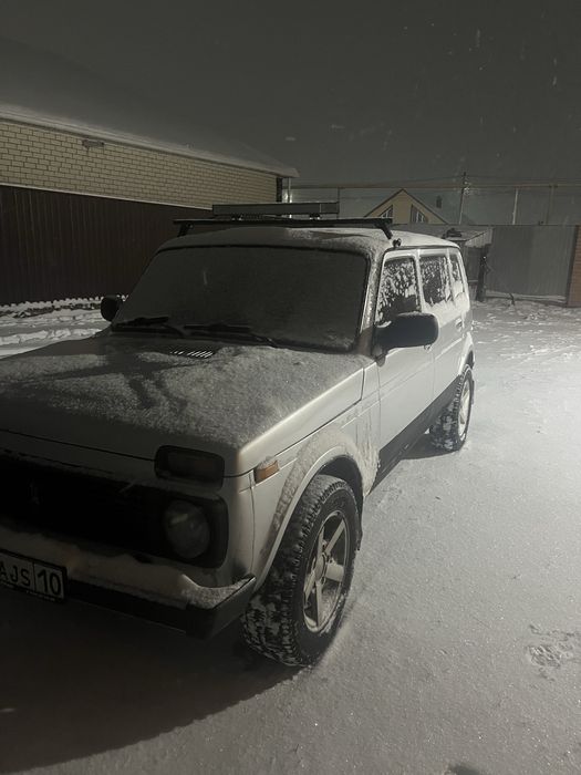 Продам комплект колес , диски нива