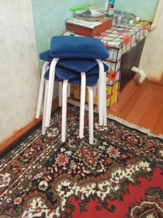 Продам стол с табуретками
