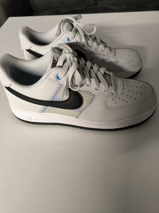 Nike Air Force 1 '07 LV8 SE в сив цвят с прозрачни детайли.