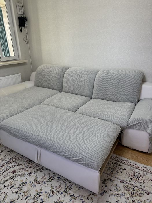 Продам диван с чехлом