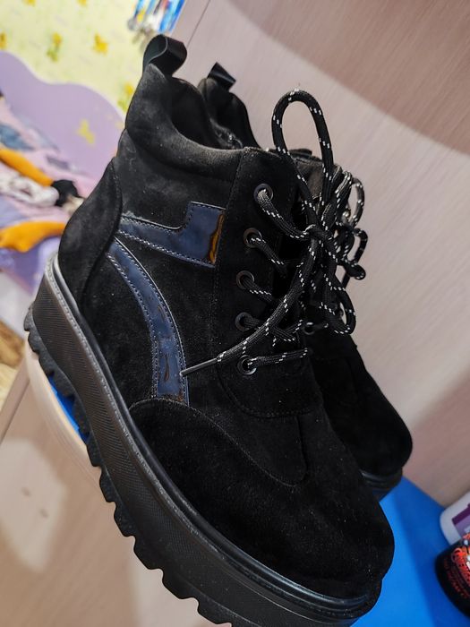 Продам женские зимние ботинки.