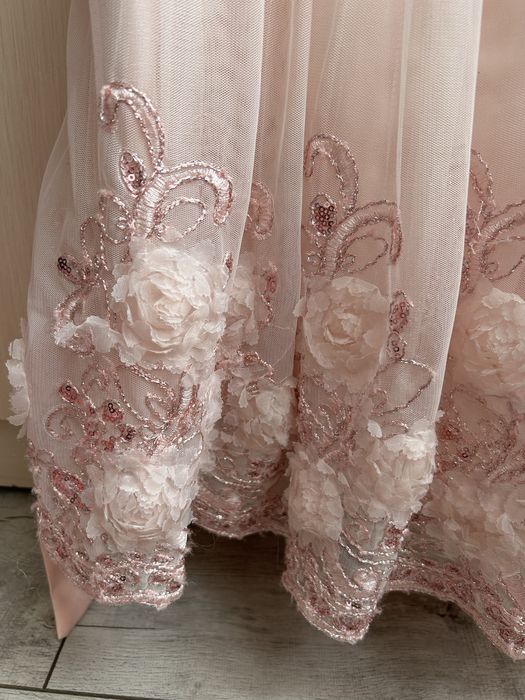 Нарядное платье для девочки (120см)