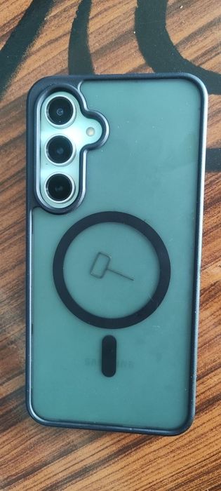 Samsung s24fe почти новый.