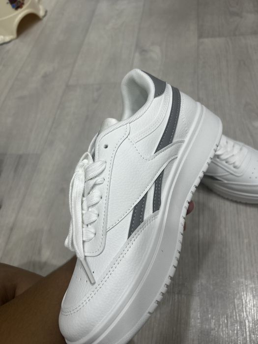 продам кросовкий Reebok