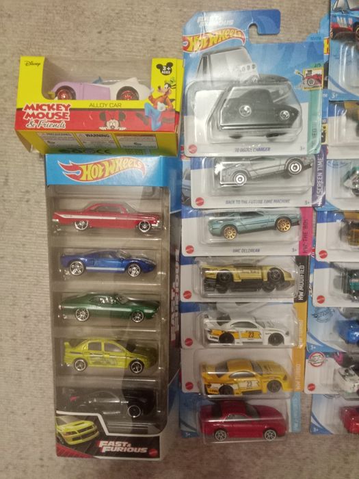 Продам машинки в упаковке