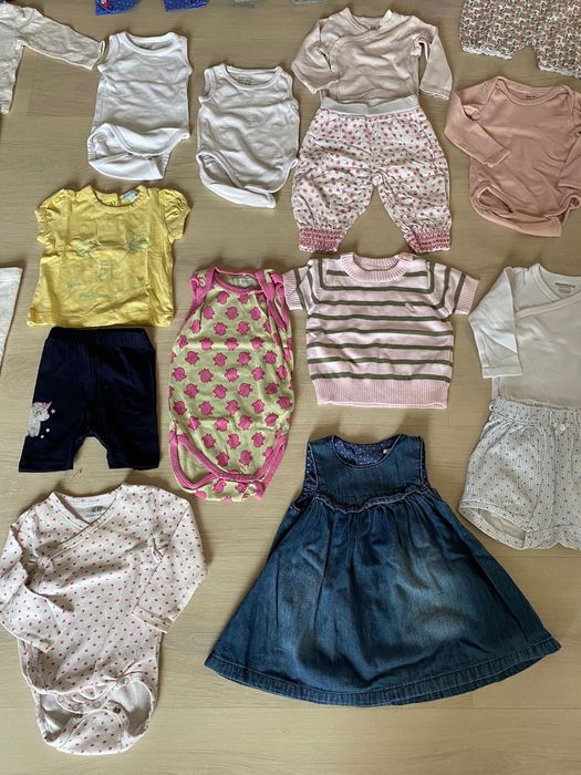 Vand lot haine fetite(2-4 luni) frumoase.