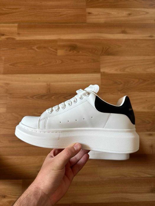 Sneakers Alexander McQueen cu eticheta (nu Nike, Gucci, Adidas, Balenciaga)