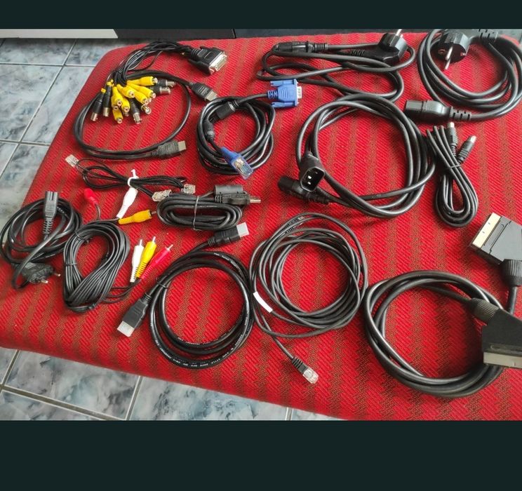 Sisteme de alimentare și de conexiune, cu diferite tipuri de mufe.
