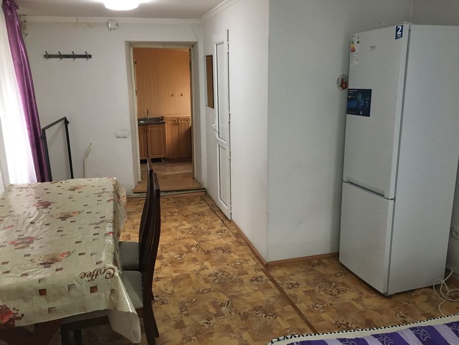 Домик, в Каскелене, рядом два магазина.