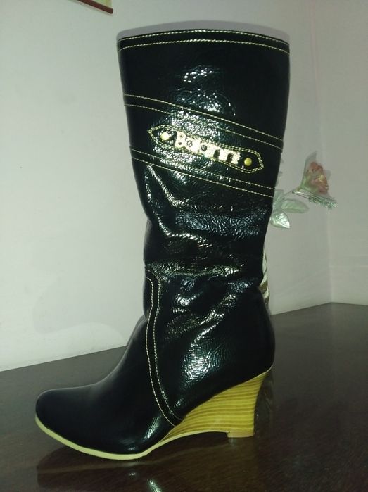 Продам женские сапоги