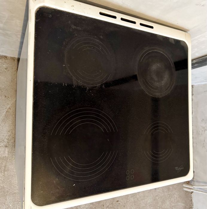 Готварска печка с керамични котлони Whirlpool