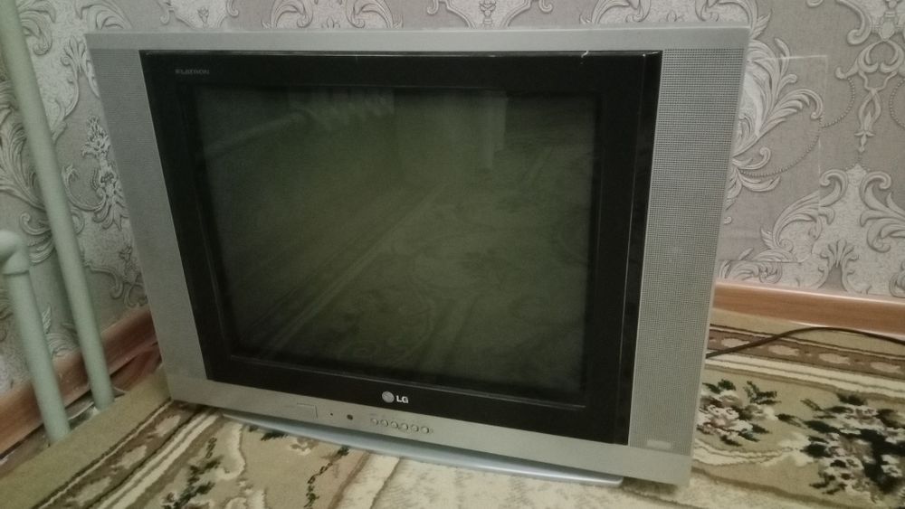 LG телевизор в рабочи. Тюнер приставканы жалғап, каналдарды көресіз.