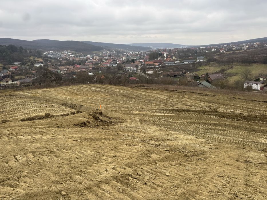 Vand teren intravilan in Livezeni