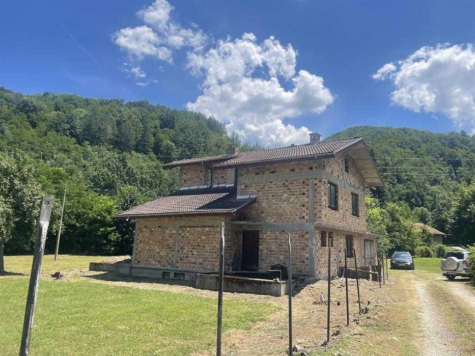 Продава се къща - с.Карамичевци