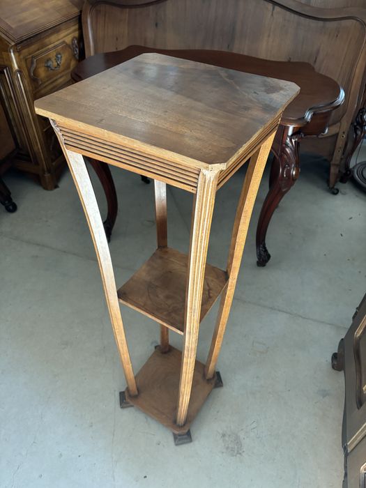 Дървен постамент