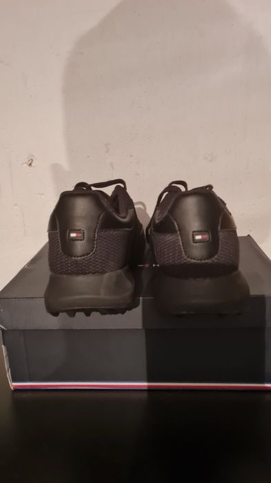 Vând pantofi sport Tommy Hilfiger