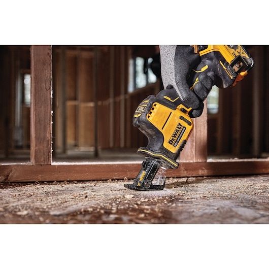 Акумулаторен Саблен Трион DeWALT DCS369N/18V