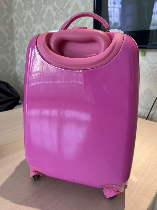 Детский чемодан для девочек розового цвета.