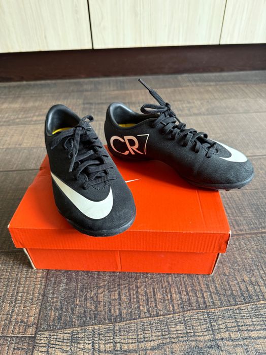 Продавам футболни маратонки Nike CR7