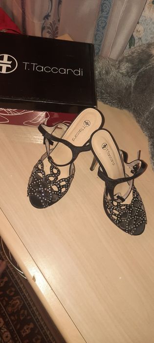 Женские босоножки