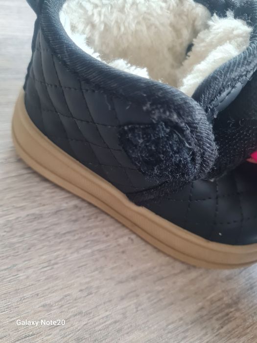 Продам тепленькие ботиночки "Balencgaic"