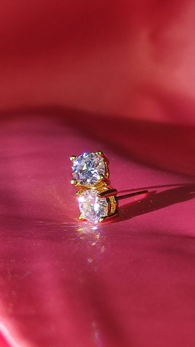 Золотые серьги с муассанитом 750 проба