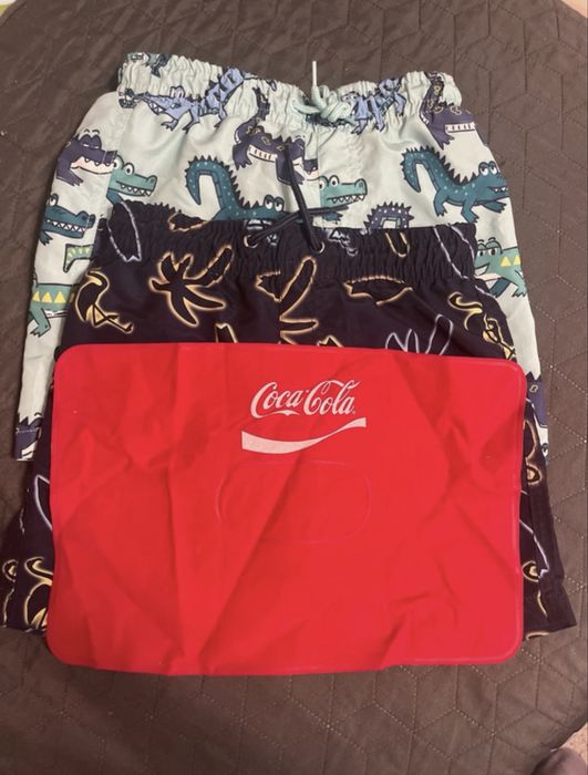 2 perechi pantaloni plajă mărimea 122 cm + o pernă gonflabilă Coca-Cola