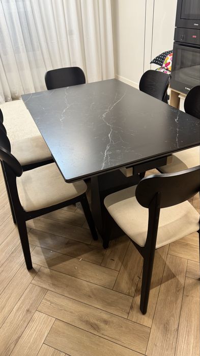 Стол со стульями.