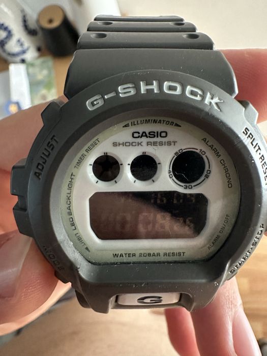 Vând ceas Casio G-Shock DW-6900, original, în stare bună de funcționare.