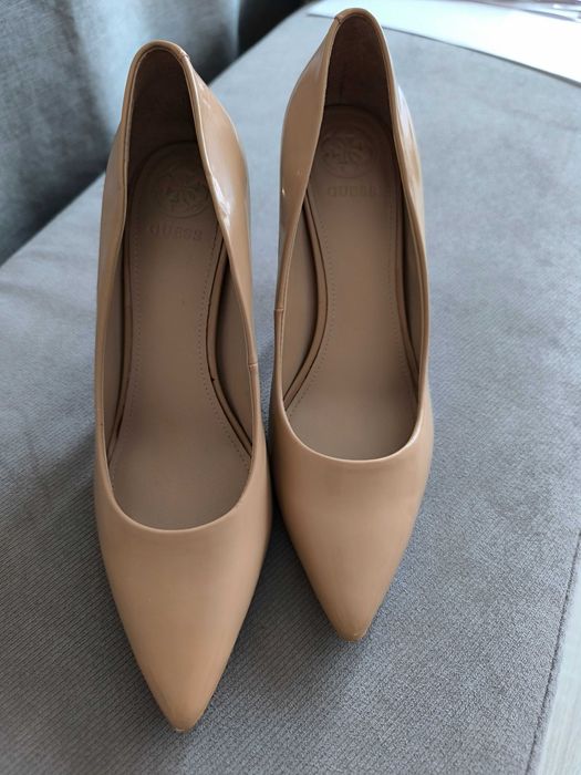 Бежови обувки Guess