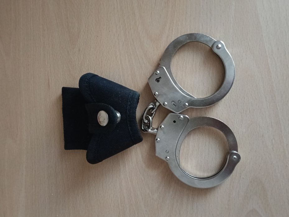 Полицесйки белезници с кобур