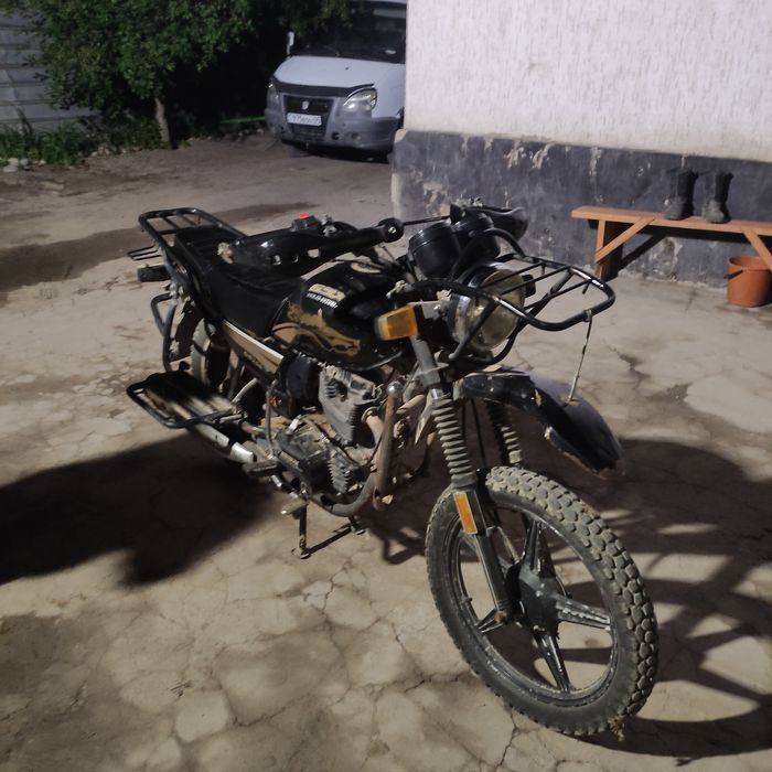 Мотоцикл Сузуки GSX на ходу