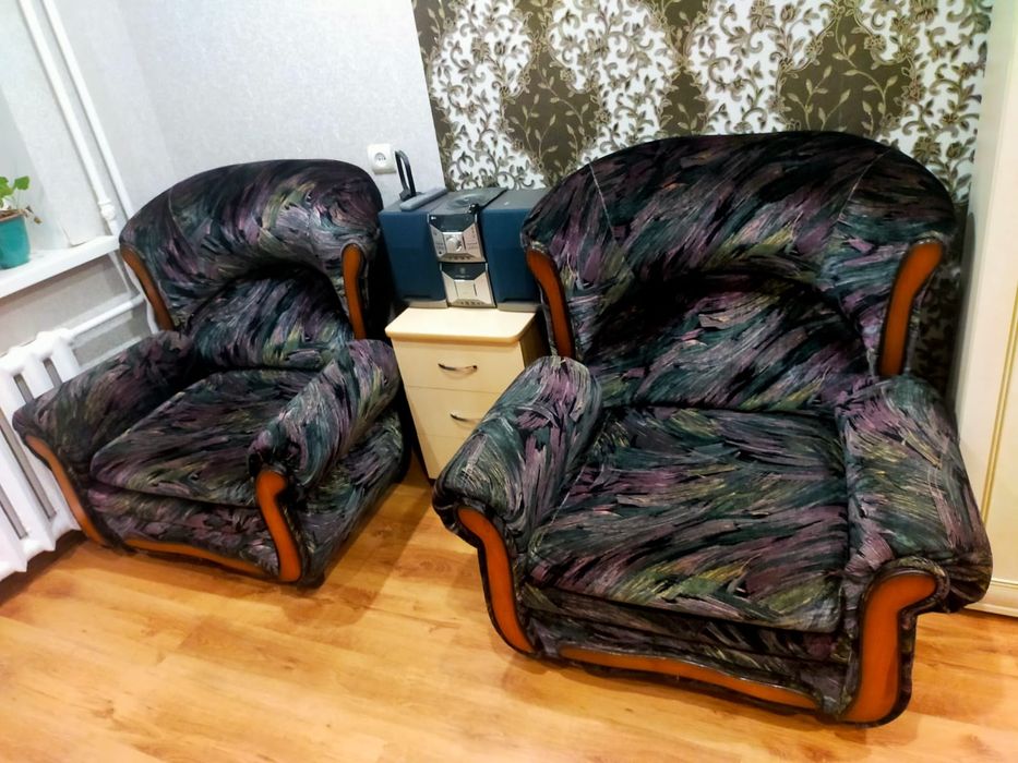 Продам диван с двумя креслами