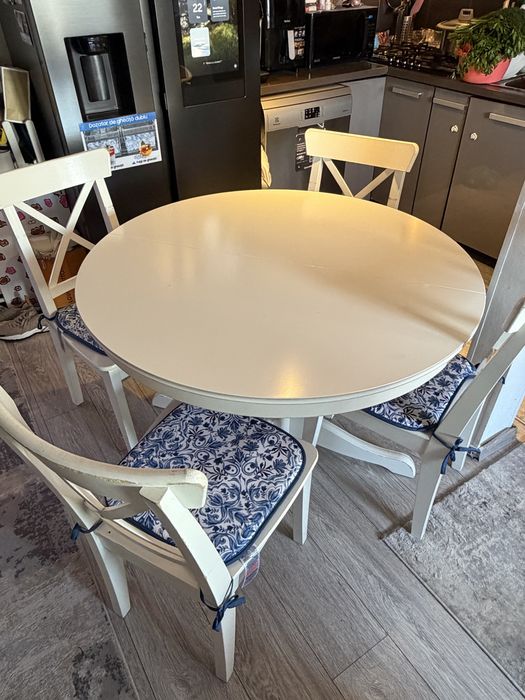 Masa extensibila Ikea cu 4 scaune incluse, cumparate cu 2900 lei